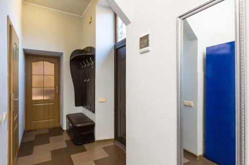 um espelho num corredor ao lado de uma porta em Куліша 15, апартаменти в центрі,ТЦ Форум,оперний em Lviv