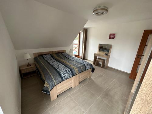 1 dormitorio con 1 cama en una habitación con ventana en Dům Heřmaničky, en Heřmaničky