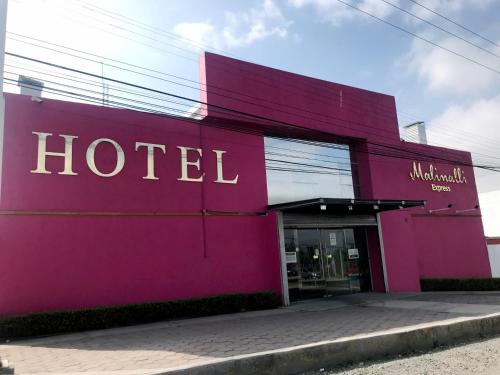 Malinalli Express في Apizaco: علامة الفندق على جانب المبنى