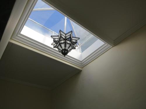 a window in a room with a chandelier at Casa Morisca in Sidi Ifni