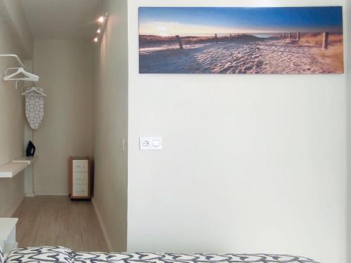 Habitación con cama y una foto en la pared. en Apartamentos Carrillo 4 Ático, en Santa Cruz de Tenerife