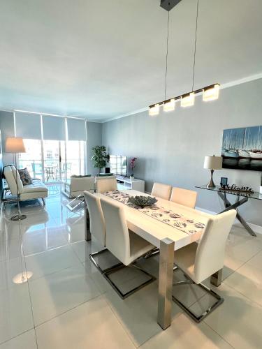 a dining room with a table and chairs at Hollywood on Beach Apartment in Hollywood