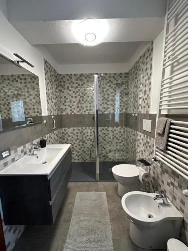 La salle de bains est pourvue d'un lavabo, d'une baignoire et de toilettes. dans l'établissement B&B Codivilla 67, à Lagune