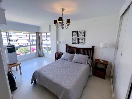 1 dormitorio con 1 cama y TV en Apartamento Torre Triangulo Mansa, en Punta del Este