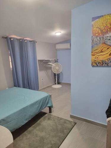 Zimmer mit einem Bett und einem Wandgemälde in der Unterkunft Cozy 1-bedroom apartment close to city center in Willemstad