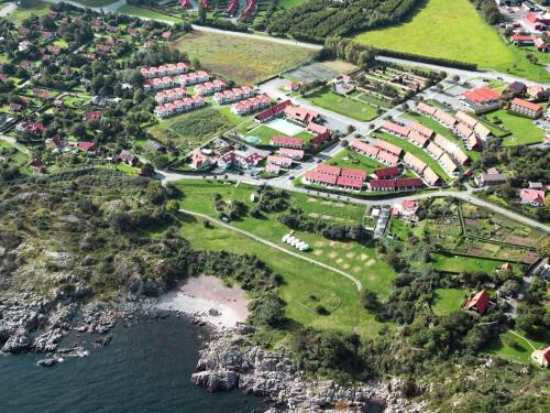 una vista aérea de una localidad junto al agua en 5 person holiday home on a holiday park in Gudhjem en Gudhjem
