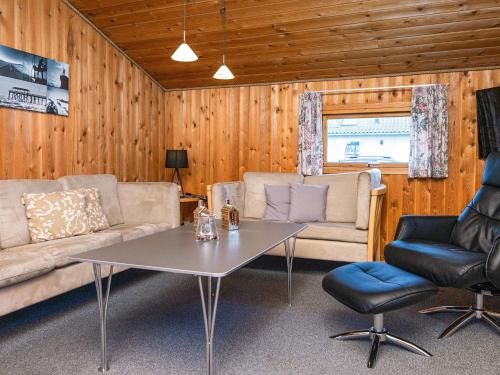 Hejlsにある5 person holiday home in Hejlsのリビングルーム(ソファ、テーブル、椅子付)