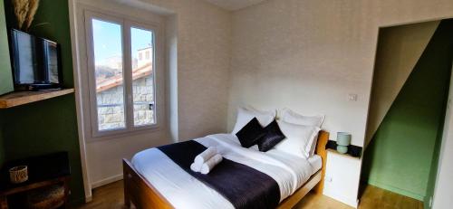 una camera con un grande letto e una finestra di Superbe T3 Idyllique avec vue sur les montagnes de l'Alta Rocca a Sartène