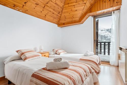 Ένα ή περισσότερα κρεβάτια σε δωμάτιο στο CASA MAITE -Garaje privado, a 5 min pistas Formigal