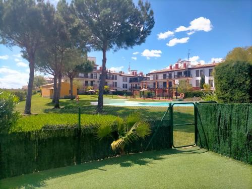 a fence with a tennis court in a park at APARTAMENTO MANUELA PROXIMO a GOLF ISLA CANELA LINKS in Ayamonte