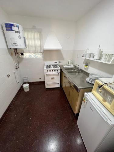 Η κουζίνα ή μικρή κουζίνα στο E N Alquileres Temporarios Dpto en el centro con excelente vista