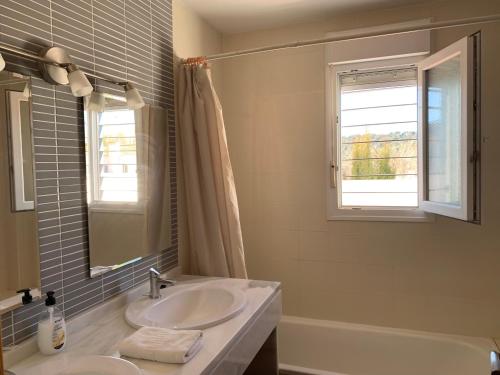 Ένα μπάνιο στο Casa Rural Nacimiento del Huéznar - Tomillo 23