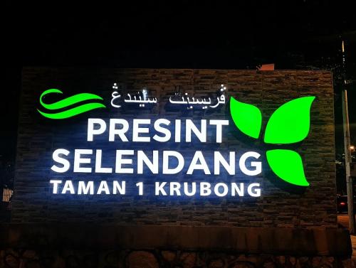 um sinal para um restaurante que vende tannan kumbledore em Selendang - Near Std Hang Jebat, MITC & UTEM em Malaca
