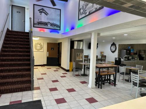 un ristorante con scala e tavolo e sedie di Super 8 by Wyndham North Platte a North Platte