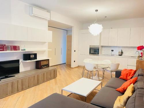 ein Wohnzimmer mit einem Sofa und einem Tisch in der Unterkunft Blue Shades ApartHotel in Pisa