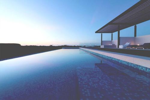 een weergave van een zwembad in een gebouw bij HIGHLINE 101 By SANDY POWERFUL in Tulum