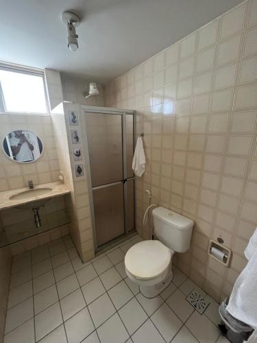 W łazience znajduje się toaleta, prysznic i umywalka. w obiekcie Apartamento 5min da praia no Rio Vermelho w mieście Salvador