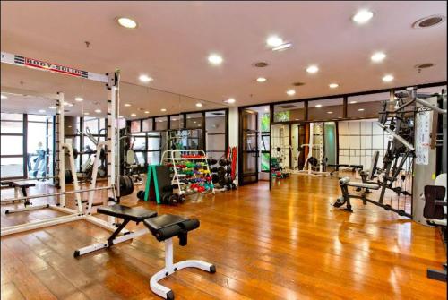 un gimnasio con varias cintas de correr y máquinas en una habitación en Hotel na Alameda Lorena - Jardins, en São Paulo