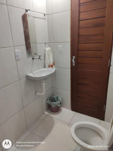 a bathroom with a toilet and a sink at Suíte GUARAMIRANGA no Sítio in Guaramiranga