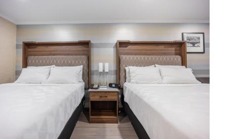 Holiday Inn Plainview-Long Island by IHGにあるベッド