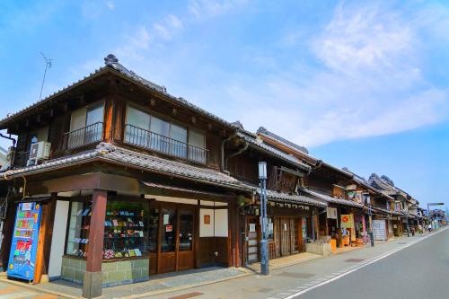 川越市にあるHatago COEDOYAの通路側の建物