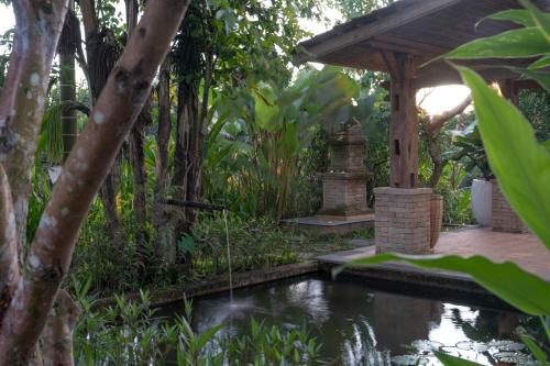 Taman di luar Umah Capung Sebatu Villas