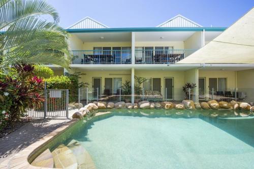 Kolam renang di atau dekat dengan SAILS 9 Beachfront Getaway Horseshoe Bay