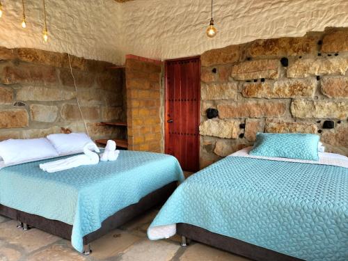 Giường trong phòng chung tại Alojamiento Villa de Piedras
