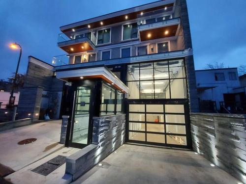 uma casa com as suas portas abertas numa rua em Beautiful Bright 3 Bed Townhouse em Vancouver