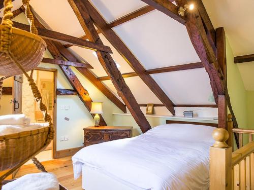 a bedroom with a hammock bed and a ceiling with beams at Dorothy Forster Court in Alnwick