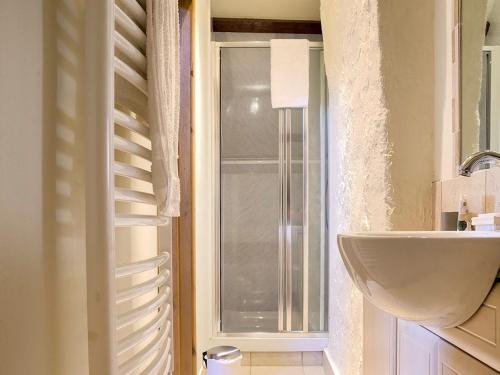 uma casa de banho com um lavatório e uma janela em Dorothy Forster Court em Alnwick