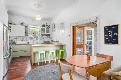 cocina con mesa y sillas y comedor en Saltbush Cottage in fabulous South Fremantle, en South Fremantle