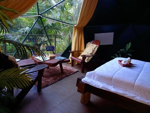 Posezení v ubytování Momotus Glamping