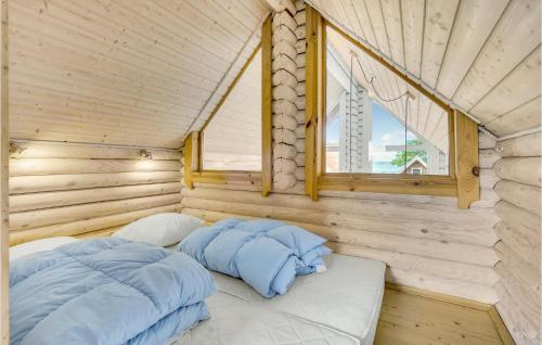 Tranekær的住宿－Cozy Home In Tranekr With Kitchen，木制客房的一张床位,设有窗户