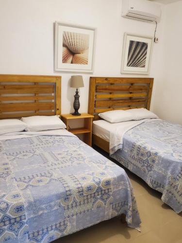 Un pat sau paturi într-o cameră la Comfy Guest Rooms