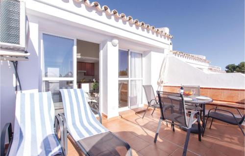 patio z krzesłami i stołem na balkonie w obiekcie Stunning Home In Las Chapas Marbella With Sauna w Marbelli