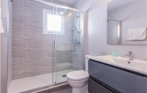 y baño con ducha, aseo y lavamanos. en Stunning Home In Las Chapas Marbella With Kitchenette, en Marbella