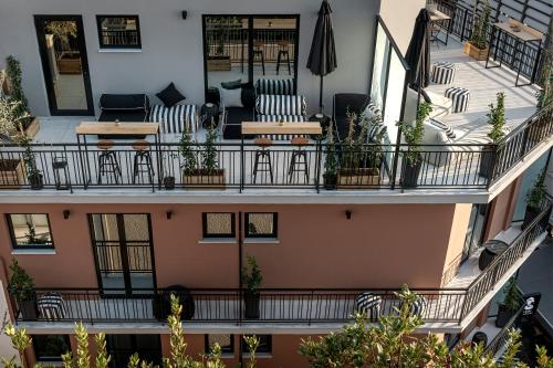 雅典的住宿－Clyde Athens by Nin&Bau，享有建筑空中景致,设有天井。