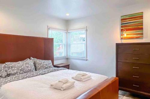 a bedroom with a bed with two towels on it at Hillside Silverlake - Echo Park and Free Parking in Los Angeles