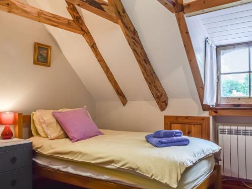 Uma cama ou camas num quarto em The Thatched Cottage