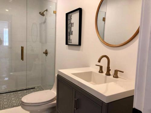 uma casa de banho com um lavatório, um WC e um espelho. em Silverlake and Echo Park - 6min to Downtown and Hollywood - em Los Angeles