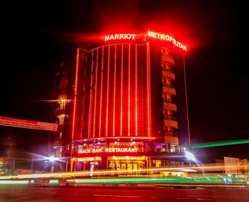 um hotel marriott com luzes vermelhas à noite em Marriot Metropolitan Hotel em Douala