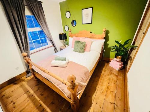 Een bed of bedden in een kamer bij Cosy Cottage in Central Reading Free Parking & Fast Wifi
