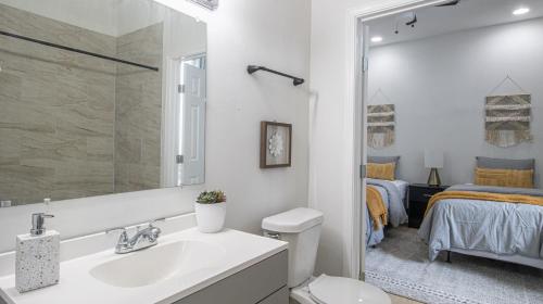 Ένα μπάνιο στο Vibrant Luxury Downtown Loft 2833 NOLA