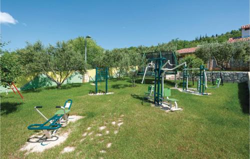 een park met een speeltuin met een schommel bij Nice Home In Sestanovac With Kitchen in Šestanovac