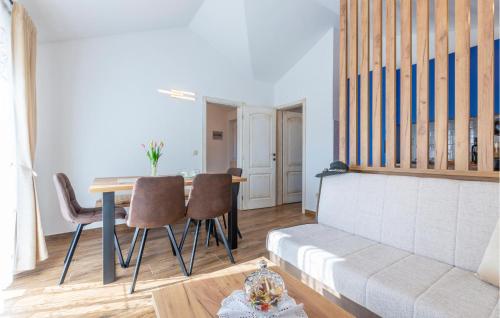 een woonkamer met een tafel en stoelen en een bank bij Nice Home In Sestanovac With Kitchen in Šestanovac