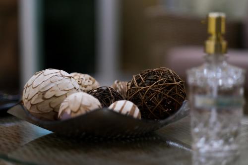 un grupo de bolas de chocolate en una mesa junto a una botella en Ivissa Hotel en Santiago Pinotepa Nacional