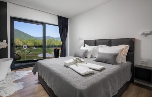 1 dormitorio con 1 cama grande y ventana grande en 4 Bedroom Amazing Home In Radosic, en Radošić
