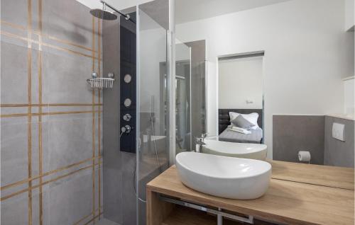 y baño con lavabo blanco y ducha. en 4 Bedroom Amazing Home In Radosic, en Radošić
