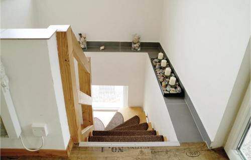 ein Zimmer mit einer Treppe in einem Haus in der Unterkunft Ferienhaus Zum Teichtal M in Hainrode